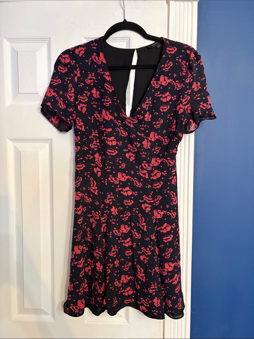 AllSaints Luca Eira Black Red Floral Mini Dress Short Sleeve V-Neck - size 6 - Picture 3 of 3
